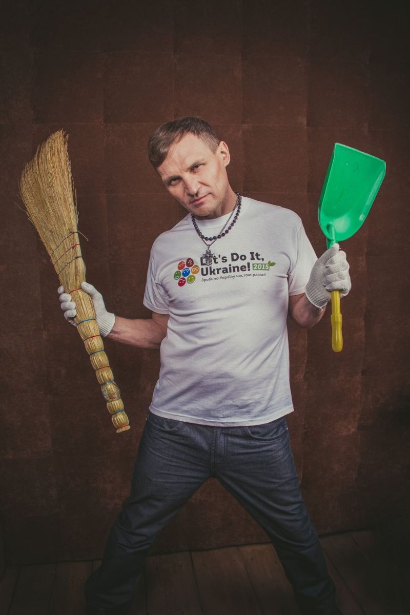 Олег Скрипка с веником и совком снялся в эко-фотосессии